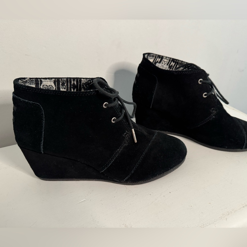 Toms Black Suede Wedge Ankle Boots size 10